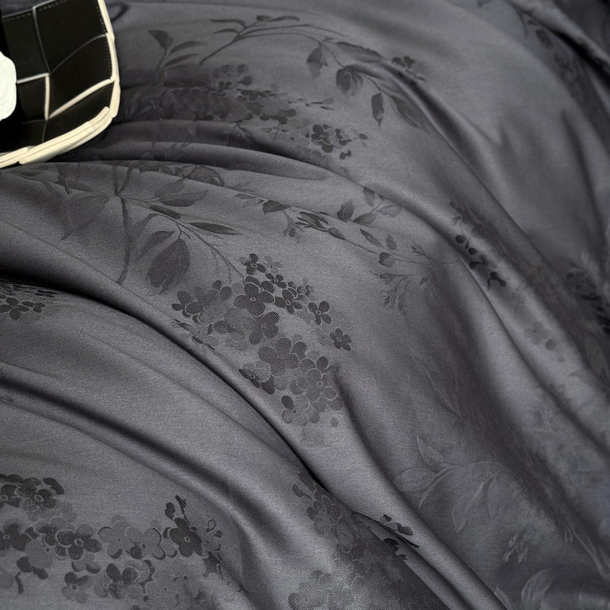 91家纺网 家纺一手货源 找家纺 鹿班家居 2025新款秋冬款100S长绒棉精美提花系列四件套-春和景明 藏青（标准会员-20元）