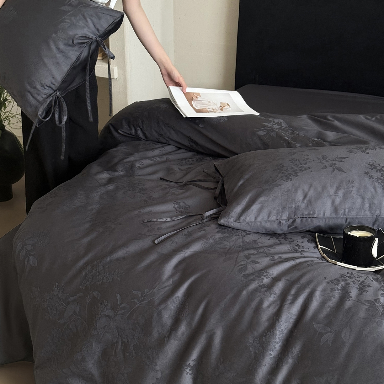 91家纺网 家纺一手货源 找家纺 鹿班家居 2025新款秋冬款100S长绒棉精美提花系列四件套-春和景明 藏青（标准会员-20元）