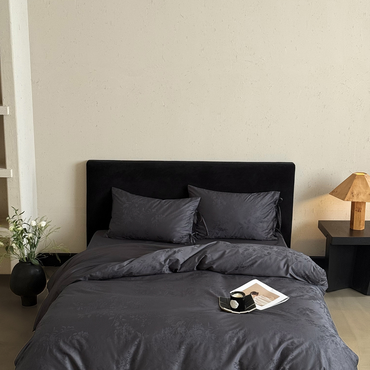 91家纺网 家纺一手货源 找家纺 鹿班家居 2025新款秋冬款100S长绒棉精美提花系列四件套-春和景明 藏青（标准会员-20元）