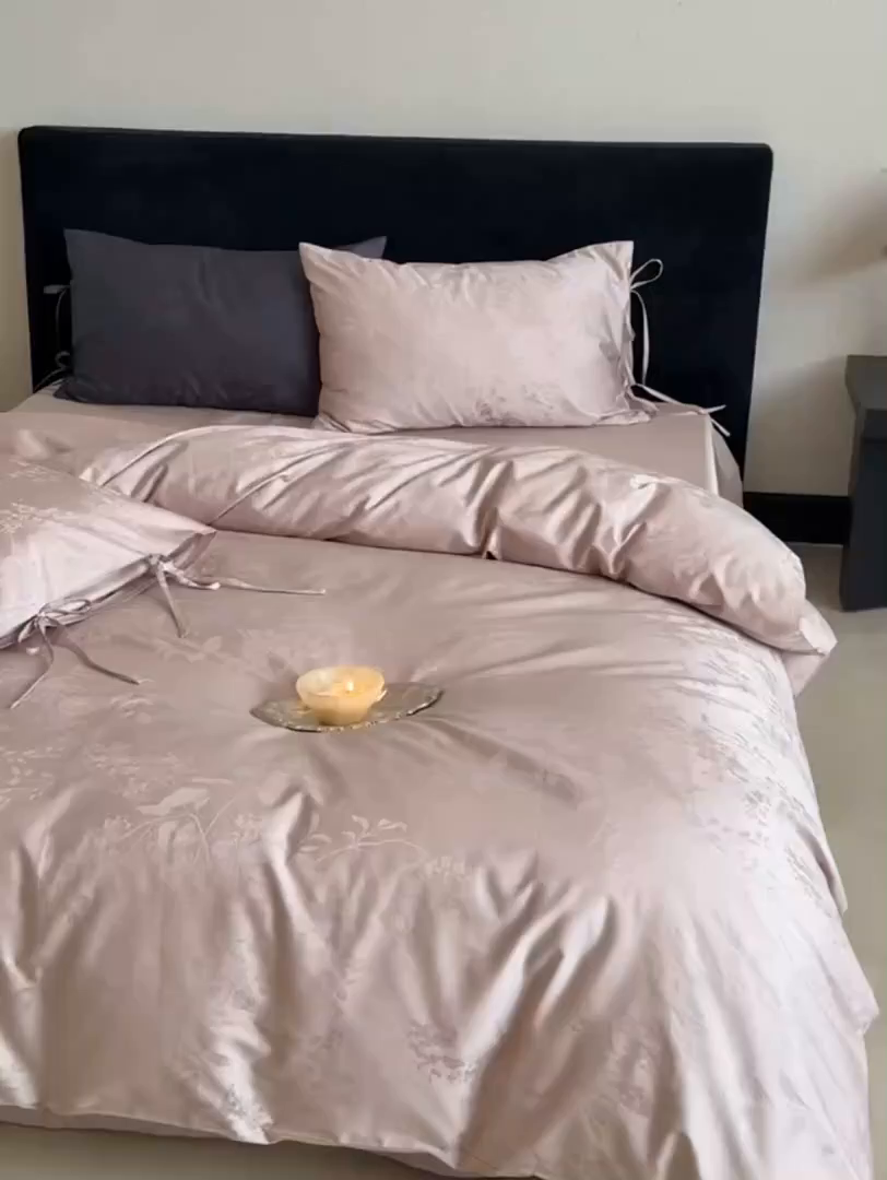 91家纺网 家纺一手货源 找家纺 鹿班家居 2025新款秋冬款100S长绒棉精美提花系列四件套-春和景明 粉色（标准会员-20元）