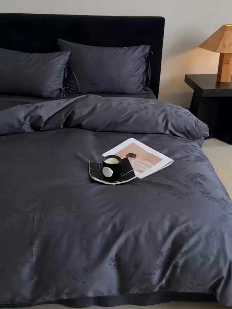 91家纺网 家纺一手货源 找家纺 鹿班家居 2025新款秋冬款100S长绒棉精美提花系列四件套-春和景明 藏青（标准会员-20元）