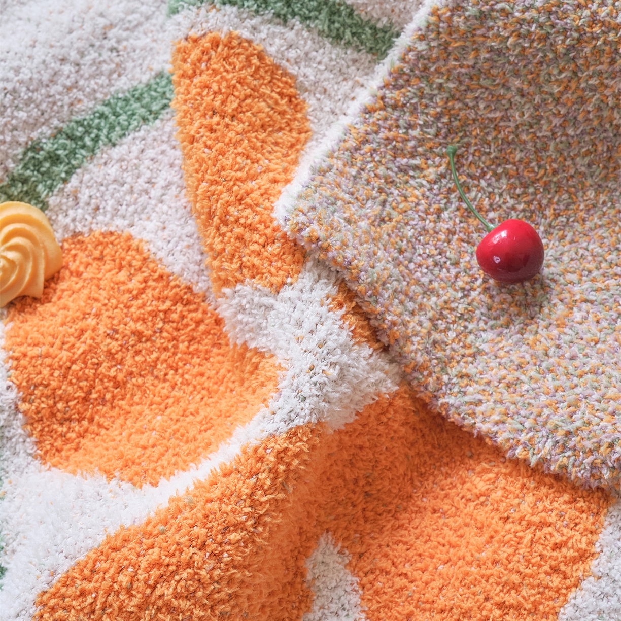 91家纺网 家纺一手货源 找家纺 暖绵绵家纺 2025新款A类半边绒清新水果盖毯-夏维希 夏维希-紫色