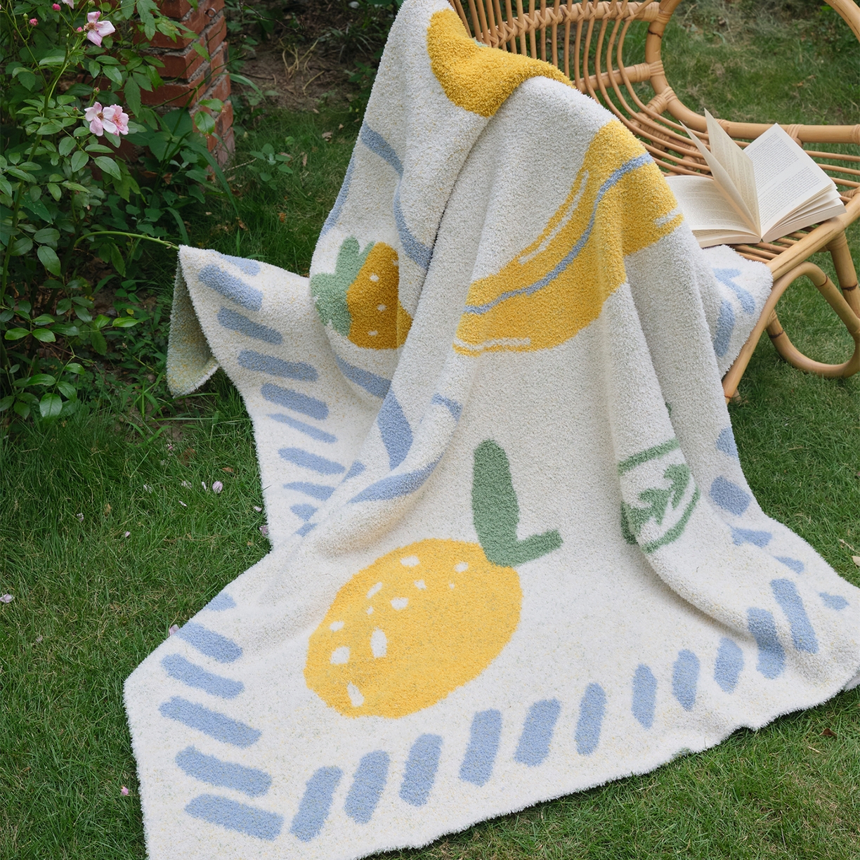 91家纺网 家纺一手货源 找家纺 暖绵绵家纺 2025新款A类半边绒清新水果盖毯-夏维希 夏维希-蓝色