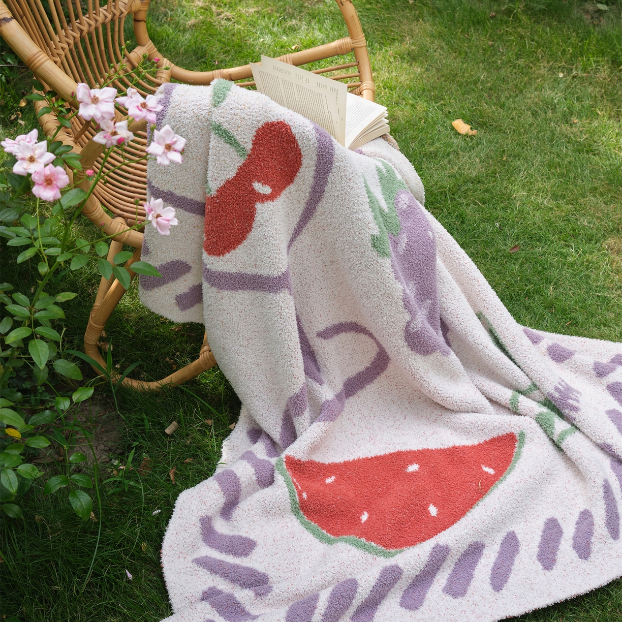 91家纺网 家纺一手货源 找家纺 暖绵绵家纺 2025新款A类半边绒清新水果盖毯-夏维希 夏维希-紫色