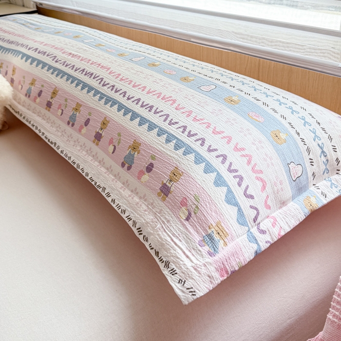 91家纺网 家纺一手货源 找家纺 麦田家纺 2025新款云感木棉皱皱双层纱长枕 开心小熊