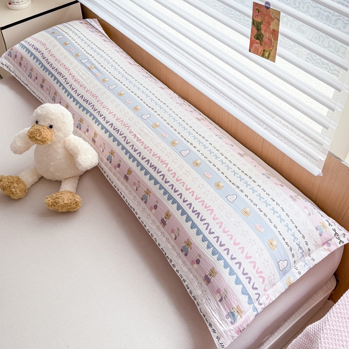 91家纺网 家纺一手货源 找家纺 麦田家纺 2025新款云感木棉皱皱双层纱长枕 开心小熊