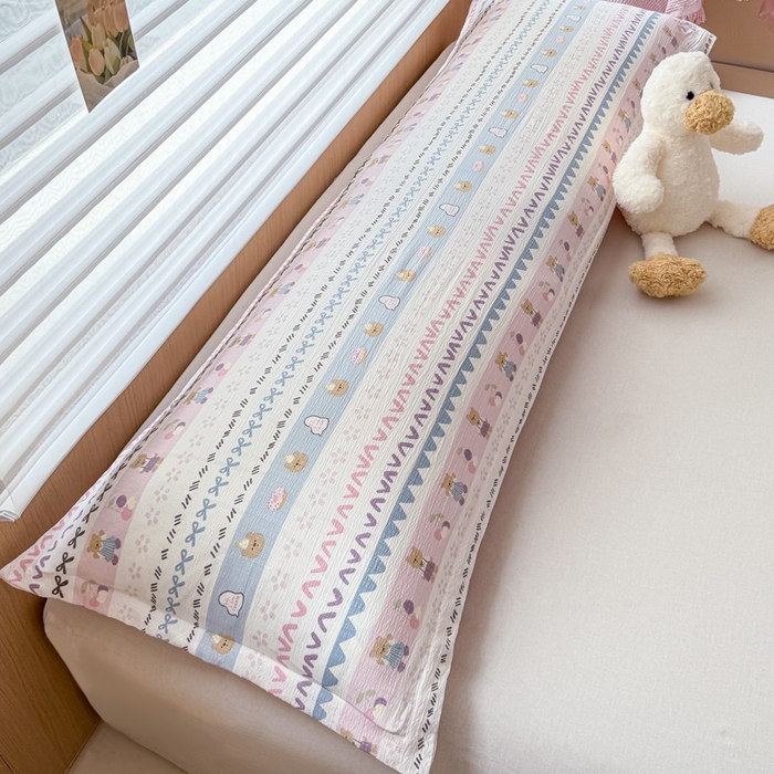 91家纺网 家纺一手货源 找家纺 麦田家纺 2025新款云感木棉皱皱双层纱长枕 开心小熊