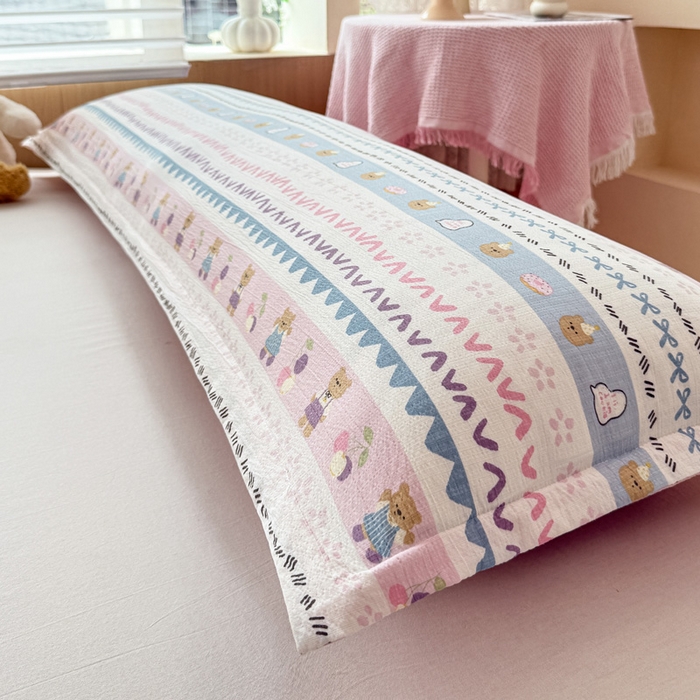 91家纺网 家纺一手货源 找家纺 麦田家纺 2025新款云感木棉皱皱双层纱长枕 开心小熊