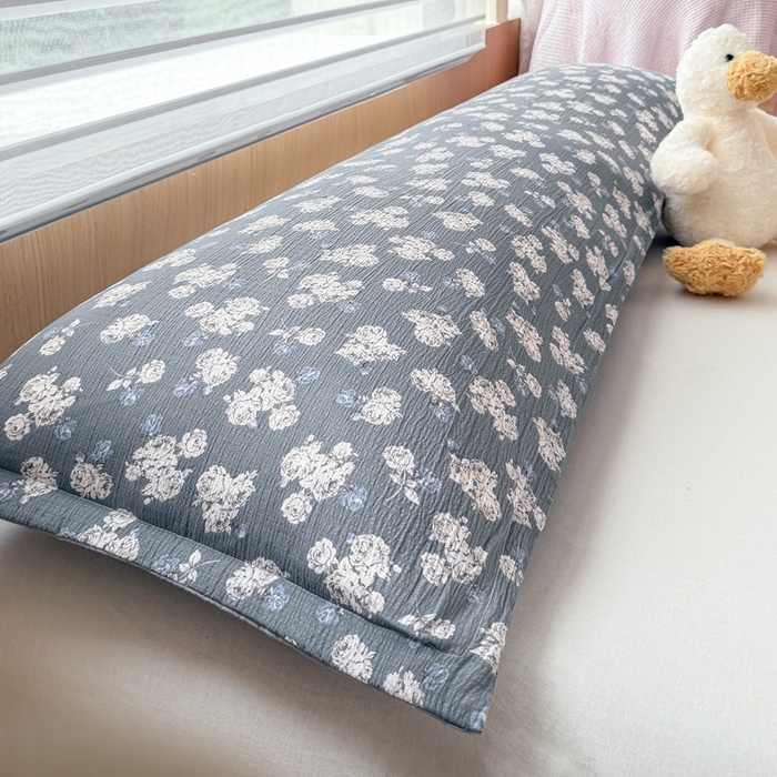 91家纺网 家纺一手货源 找家纺 麦田家纺 2025新款云感木棉皱皱双层纱长枕 小蓝町