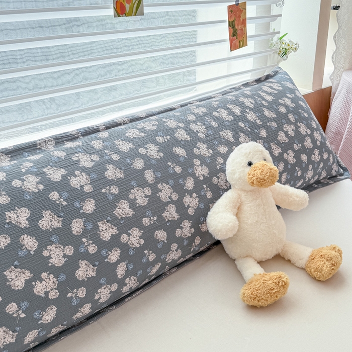 91家纺网 家纺一手货源 找家纺 麦田家纺 2025新款云感木棉皱皱双层纱长枕 小蓝町