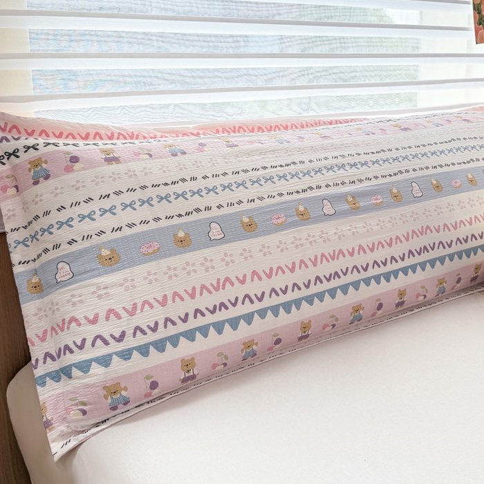 91家纺网 家纺一手货源 找家纺 麦田家纺 2025新款云感木棉皱皱双层纱长枕 开心小熊