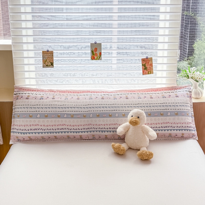 91家纺网 家纺一手货源 找家纺 麦田家纺 2025新款云感木棉皱皱双层纱长枕 开心小熊