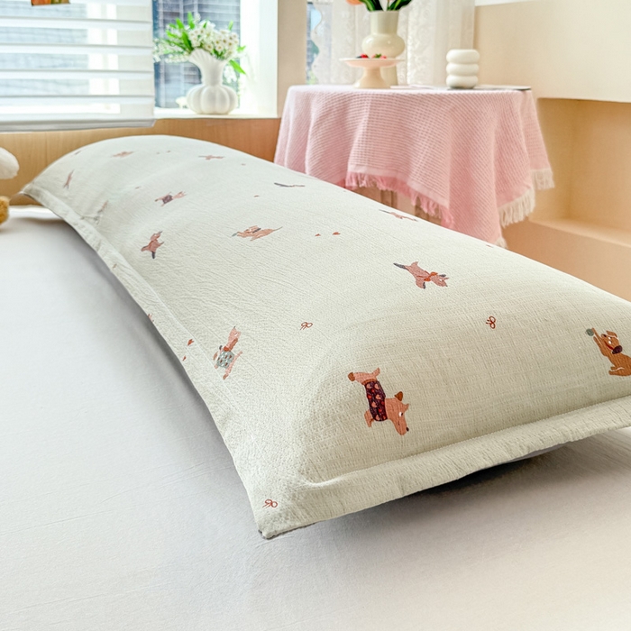 91家纺网 家纺一手货源 找家纺 麦田家纺 2025新款云感木棉皱皱双层纱长枕 腊肠犬