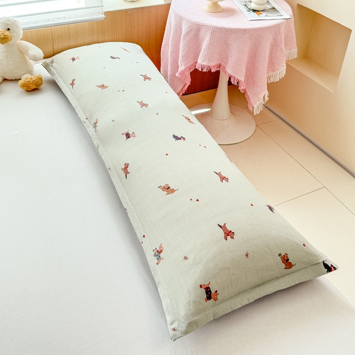 91家纺网 家纺一手货源 找家纺 麦田家纺 2025新款云感木棉皱皱双层纱长枕 腊肠犬