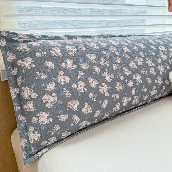 91家纺网 家纺一手货源 找家纺 麦田家纺 2025新款云感木棉皱皱双层纱长枕 小蓝町