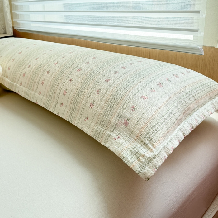 91家纺网 家纺一手货源 找家纺 麦田家纺 2025新款云感木棉皱皱双层纱长枕 花颜