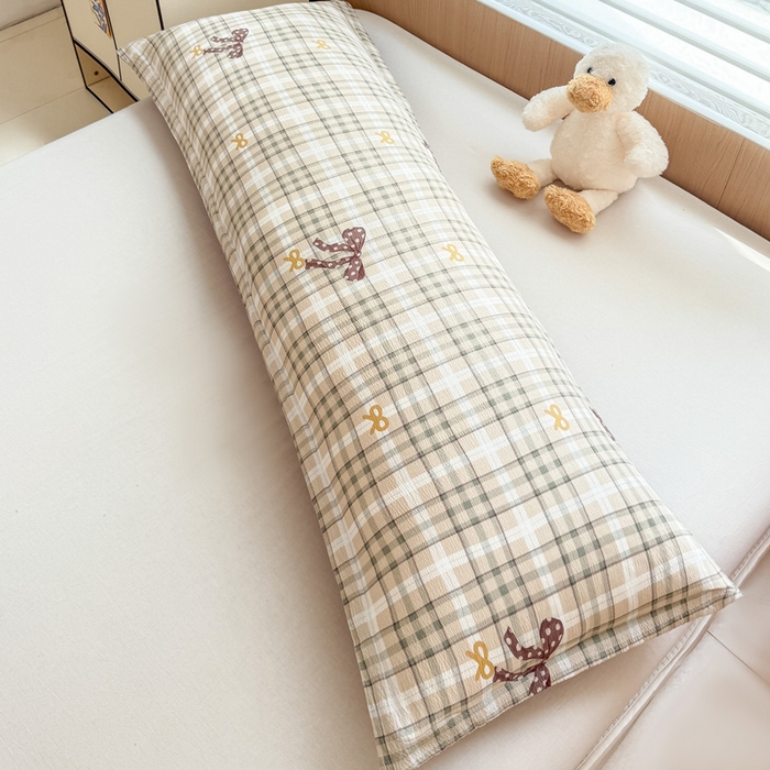 91家纺网 家纺一手货源 找家纺 麦田家纺 2025新款云感木棉皱皱双层纱长枕 甜心格