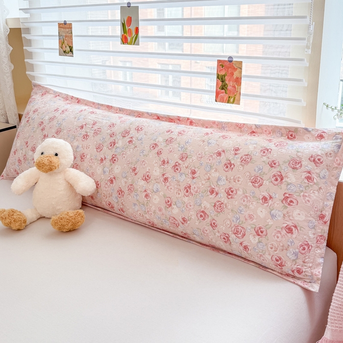 91家纺网 家纺一手货源 找家纺 麦田家纺 2025新款云感木棉皱皱双层纱长枕 浪漫花语