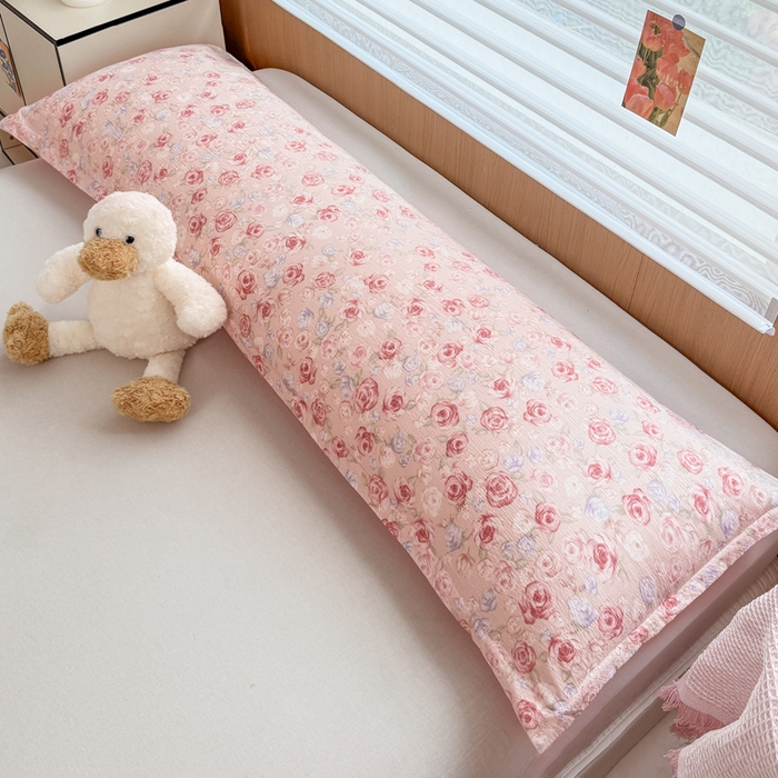 91家纺网 家纺一手货源 找家纺 麦田家纺 2025新款云感木棉皱皱双层纱长枕 浪漫花语