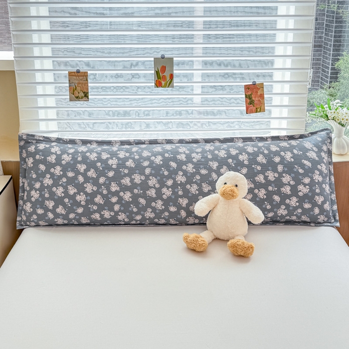 91家纺网 家纺一手货源 找家纺 麦田家纺 2025新款云感木棉皱皱双层纱长枕 小蓝町