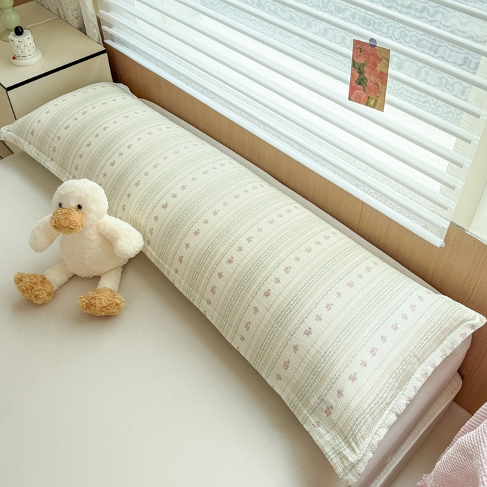 91家纺网 家纺一手货源 找家纺 麦田家纺 2025新款云感木棉皱皱双层纱长枕 花颜