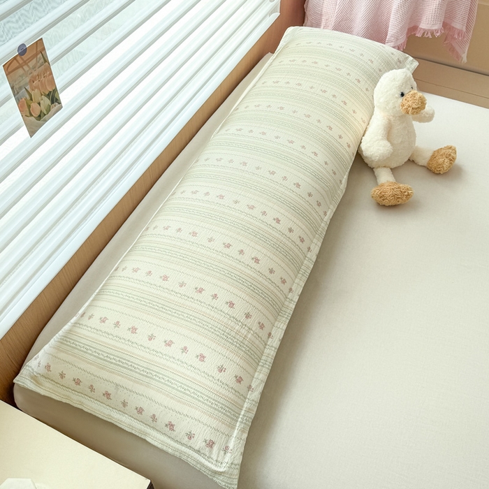 91家纺网 家纺一手货源 找家纺 麦田家纺 2025新款云感木棉皱皱双层纱长枕 花颜