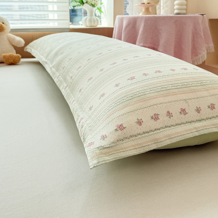 91家纺网 家纺一手货源 找家纺 麦田家纺 2025新款云感木棉皱皱双层纱长枕 花颜