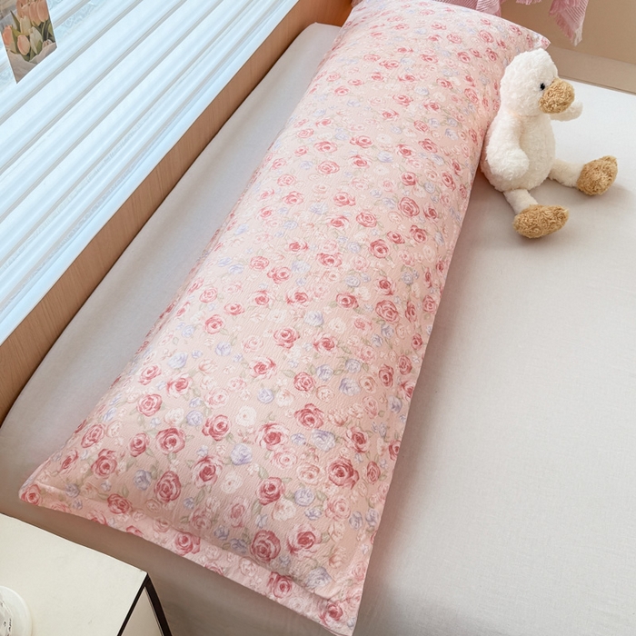 91家纺网 家纺一手货源 找家纺 麦田家纺 2025新款云感木棉皱皱双层纱长枕 浪漫花语