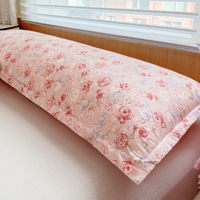 91家纺网 家纺一手货源 找家纺 麦田家纺 2025新款云感木棉皱皱双层纱长枕 浪漫花语