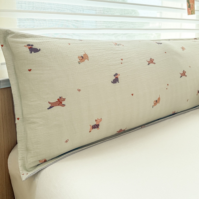 91家纺网 家纺一手货源 找家纺 麦田家纺 2025新款云感木棉皱皱双层纱长枕 腊肠犬