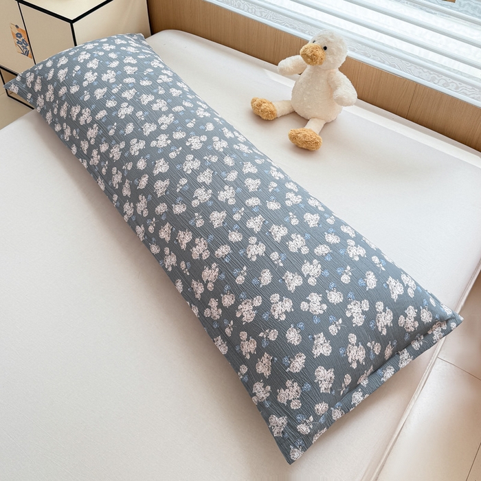 91家纺网 家纺一手货源 找家纺 麦田家纺 2025新款云感木棉皱皱双层纱长枕 小蓝町