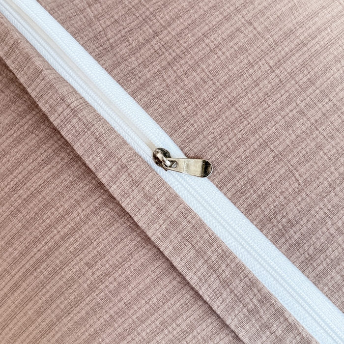 91家纺网 家纺一手货源 找家纺 麦田家纺 2025新款云感木棉皱皱双层纱长枕 甜心格