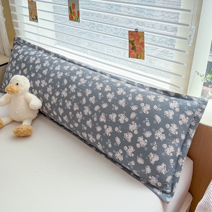 91家纺网 家纺一手货源 找家纺 麦田家纺 2025新款云感木棉皱皱双层纱长枕 小蓝町