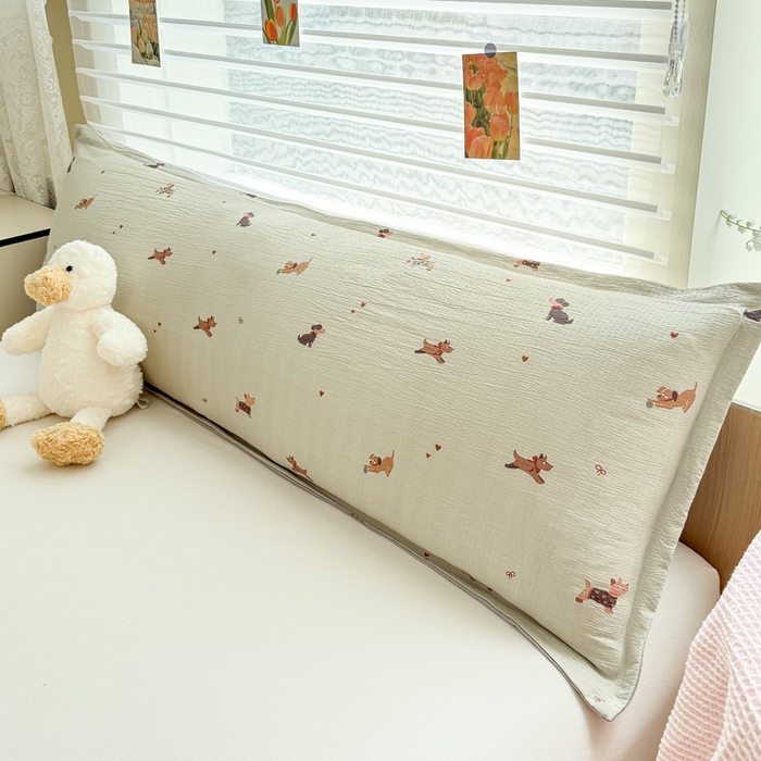 91家纺网 家纺一手货源 找家纺 麦田家纺 2025新款云感木棉皱皱双层纱长枕 腊肠犬