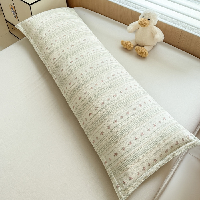 91家纺网 家纺一手货源 找家纺 麦田家纺 2025新款云感木棉皱皱双层纱长枕 花颜