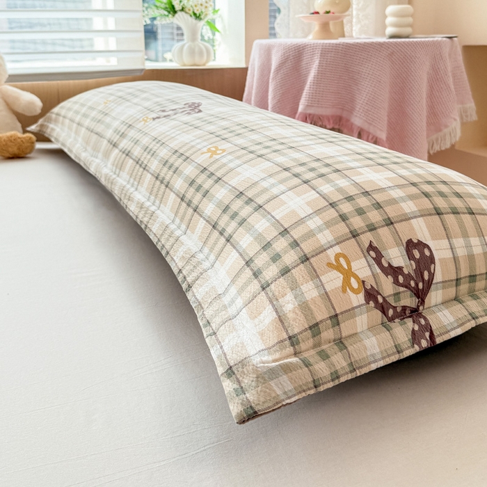 91家纺网 家纺一手货源 找家纺 麦田家纺 2025新款云感木棉皱皱双层纱长枕 甜心格