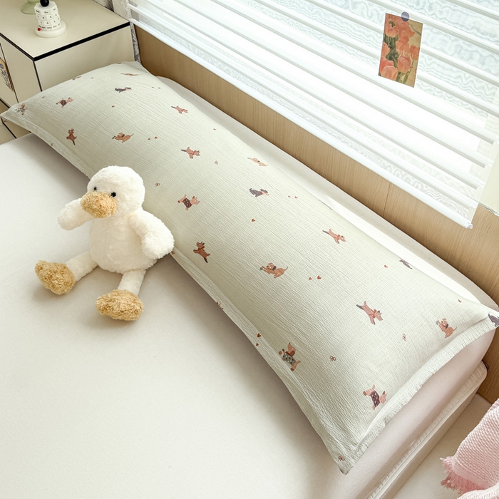 91家纺网 家纺一手货源 找家纺 麦田家纺 2025新款云感木棉皱皱双层纱长枕 腊肠犬