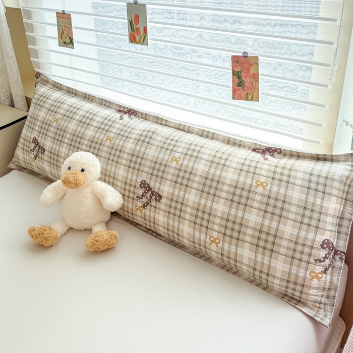 91家纺网 家纺一手货源 找家纺 麦田家纺 2025新款云感木棉皱皱双层纱长枕 甜心格