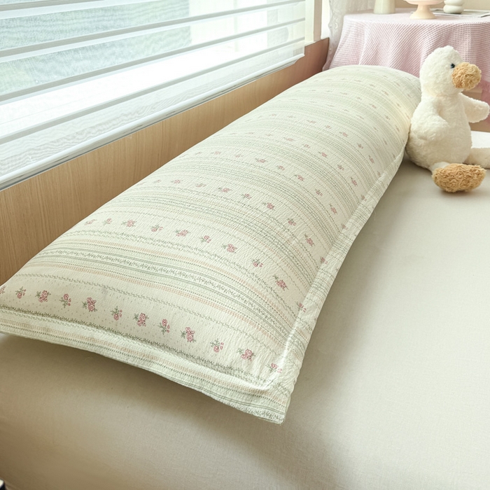 91家纺网 家纺一手货源 找家纺 麦田家纺 2025新款云感木棉皱皱双层纱长枕 花颜