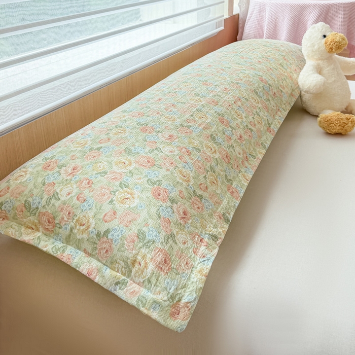 91家纺网 家纺一手货源 找家纺 麦田家纺 2025新款云感木棉皱皱双层纱长枕 春意浓