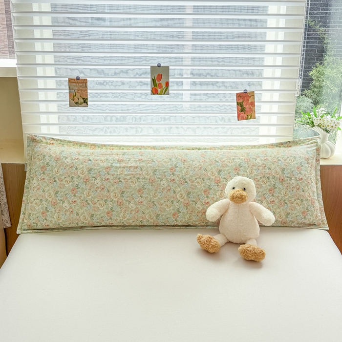 91家纺网 家纺一手货源 找家纺 麦田家纺 2025新款云感木棉皱皱双层纱长枕 春意浓