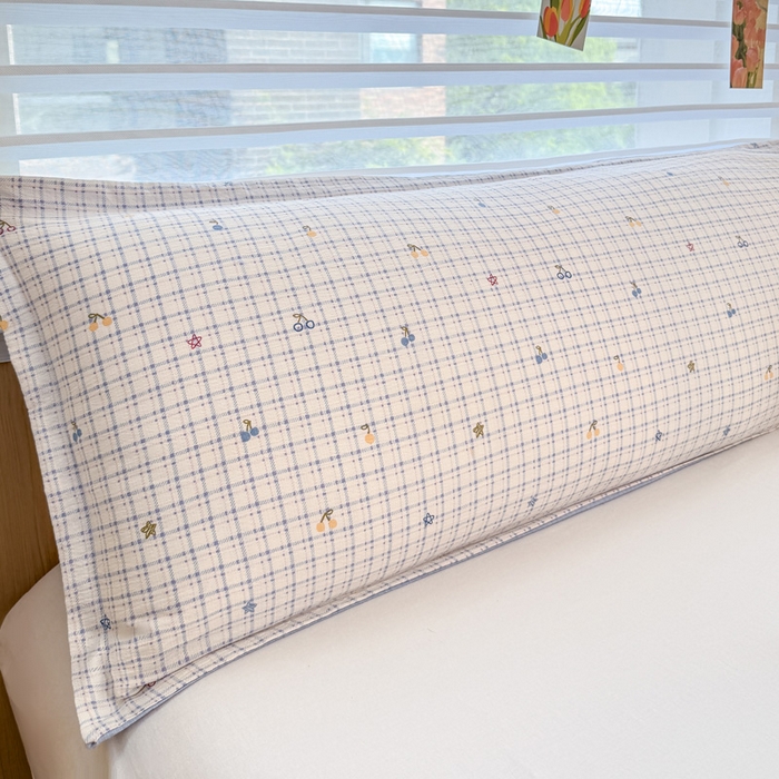 91家纺网 家纺一手货源 找家纺 麦田家纺 2025新款云感木棉皱皱双层纱长枕 樱桃格