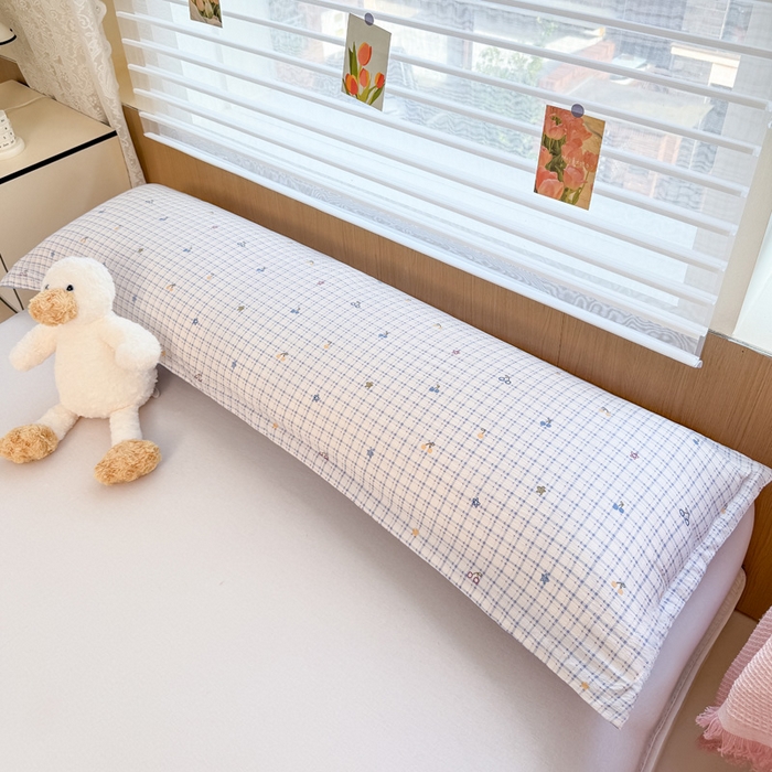 91家纺网 家纺一手货源 找家纺 麦田家纺 2025新款云感木棉皱皱双层纱长枕 樱桃格