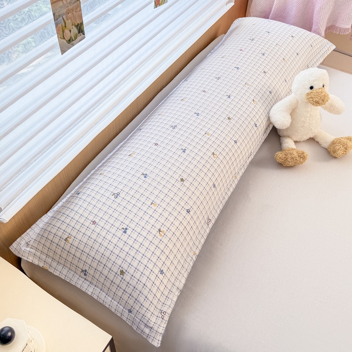 91家纺网 家纺一手货源 找家纺 麦田家纺 2025新款云感木棉皱皱双层纱长枕 樱桃格