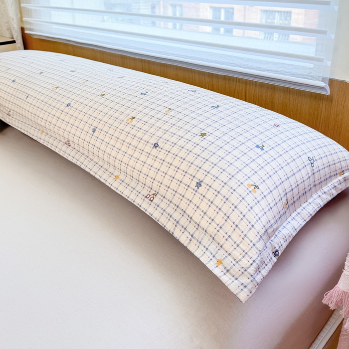 91家纺网 家纺一手货源 找家纺 麦田家纺 2025新款云感木棉皱皱双层纱长枕 樱桃格