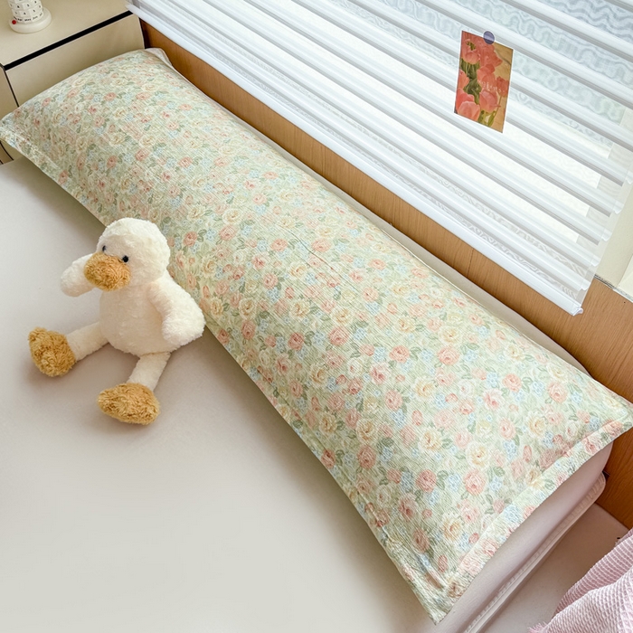 91家纺网 家纺一手货源 找家纺 麦田家纺 2025新款云感木棉皱皱双层纱长枕 春意浓