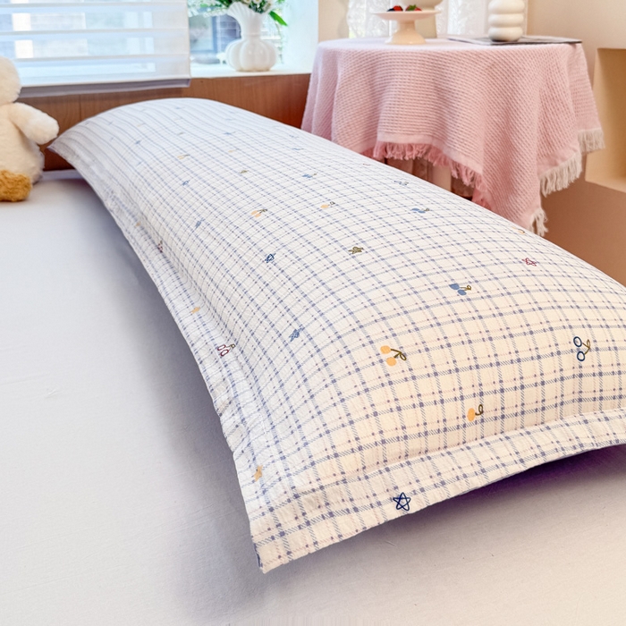 91家纺网 家纺一手货源 找家纺 麦田家纺 2025新款云感木棉皱皱双层纱长枕 樱桃格