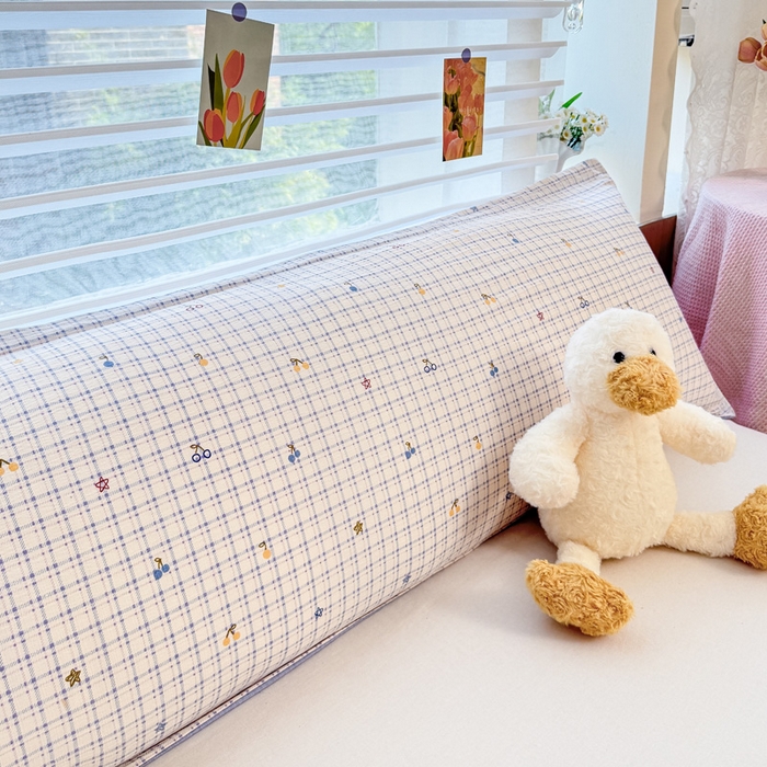 91家纺网 家纺一手货源 找家纺 麦田家纺 2025新款云感木棉皱皱双层纱长枕 樱桃格