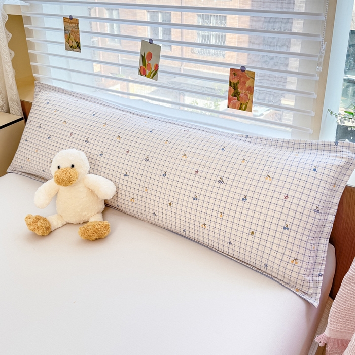 91家纺网 家纺一手货源 找家纺 麦田家纺 2025新款云感木棉皱皱双层纱长枕 樱桃格