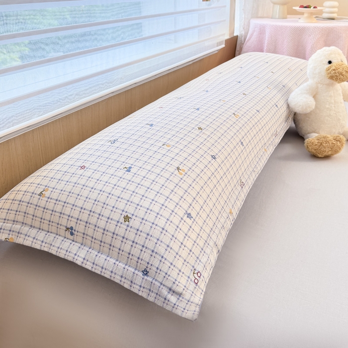 91家纺网 家纺一手货源 找家纺 麦田家纺 2025新款云感木棉皱皱双层纱长枕 樱桃格